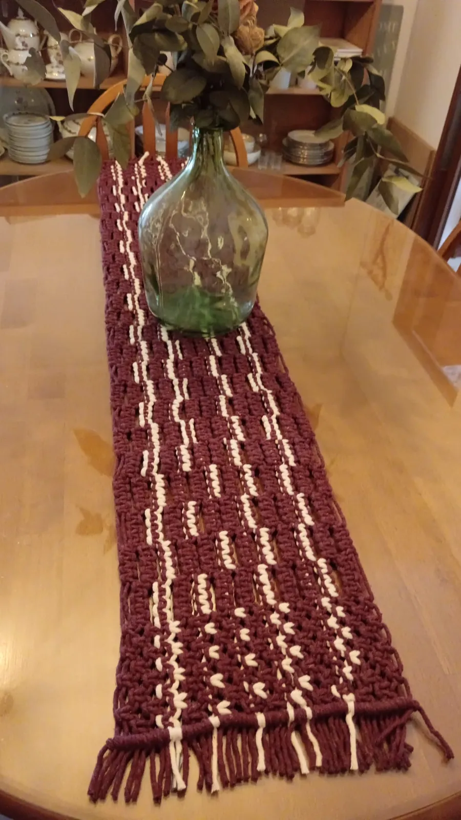 Caminero de mesa de macramé bordó con detalles crudos y flecos