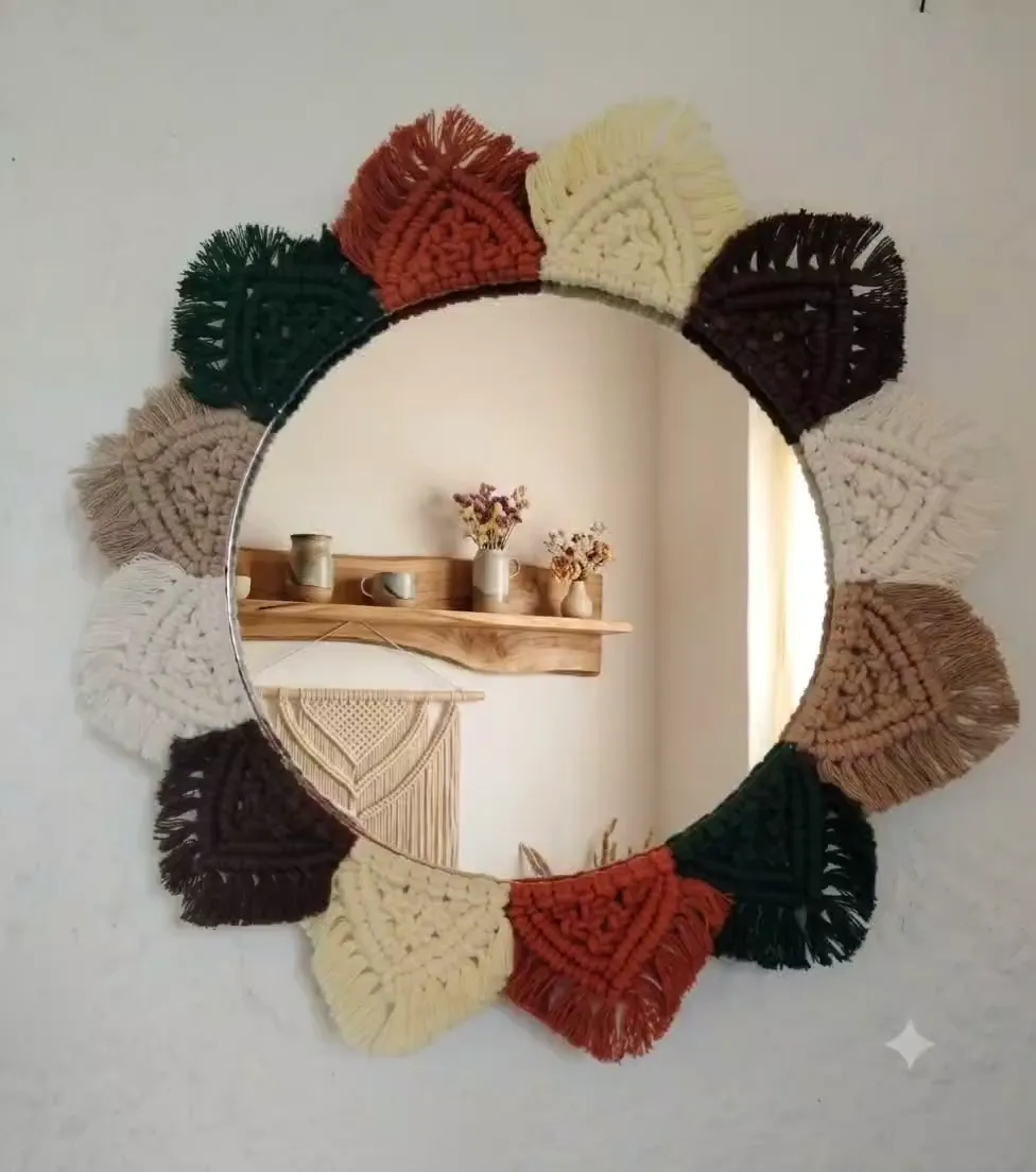 Video de un espejo de macramé con hojas tejidas
