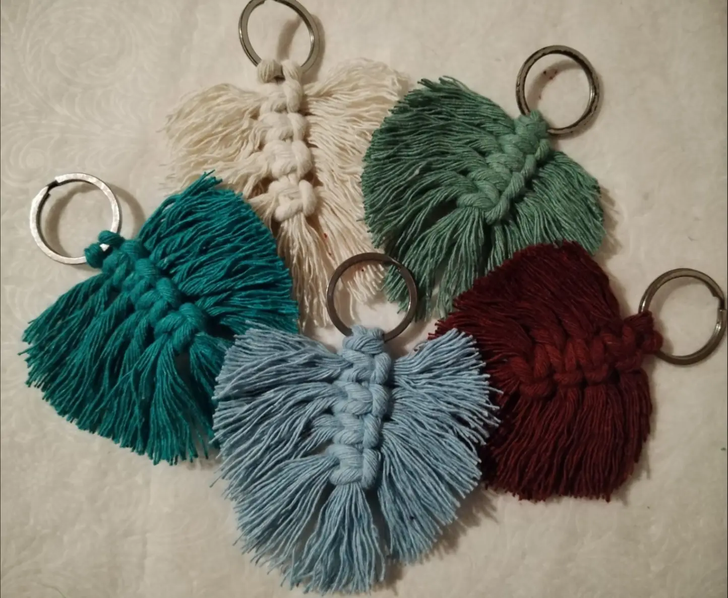 Llaveros de macramé tejidos con forma de hojas