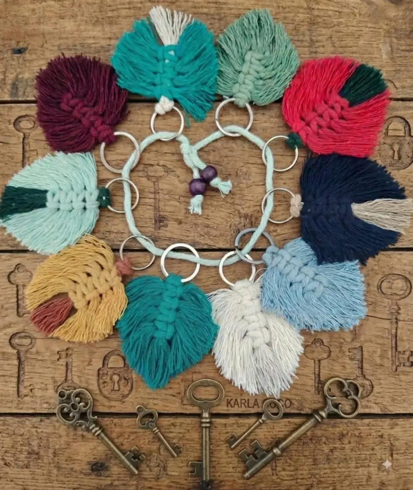 Llaveros de macramé con forma de hoja en colores