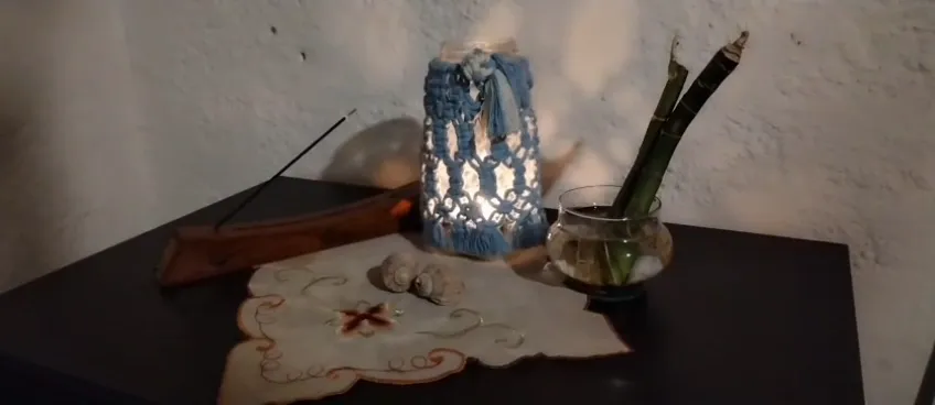 Video de una tulipa de macramé encendida