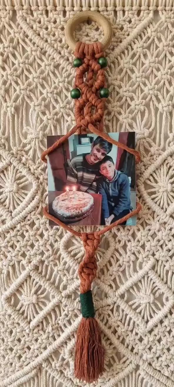 Video de un porta fotos de macramé color terracota con cuentas verdes
