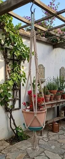 Porta macetas de macramé con nudos en espiral