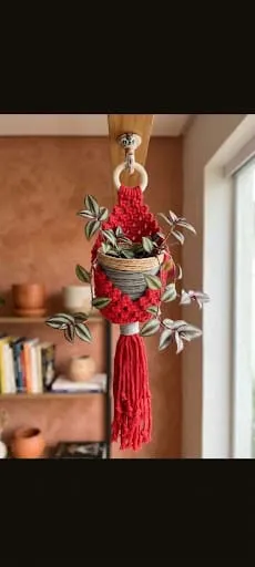 Porta macetas de macramé tejido en hilo rojo