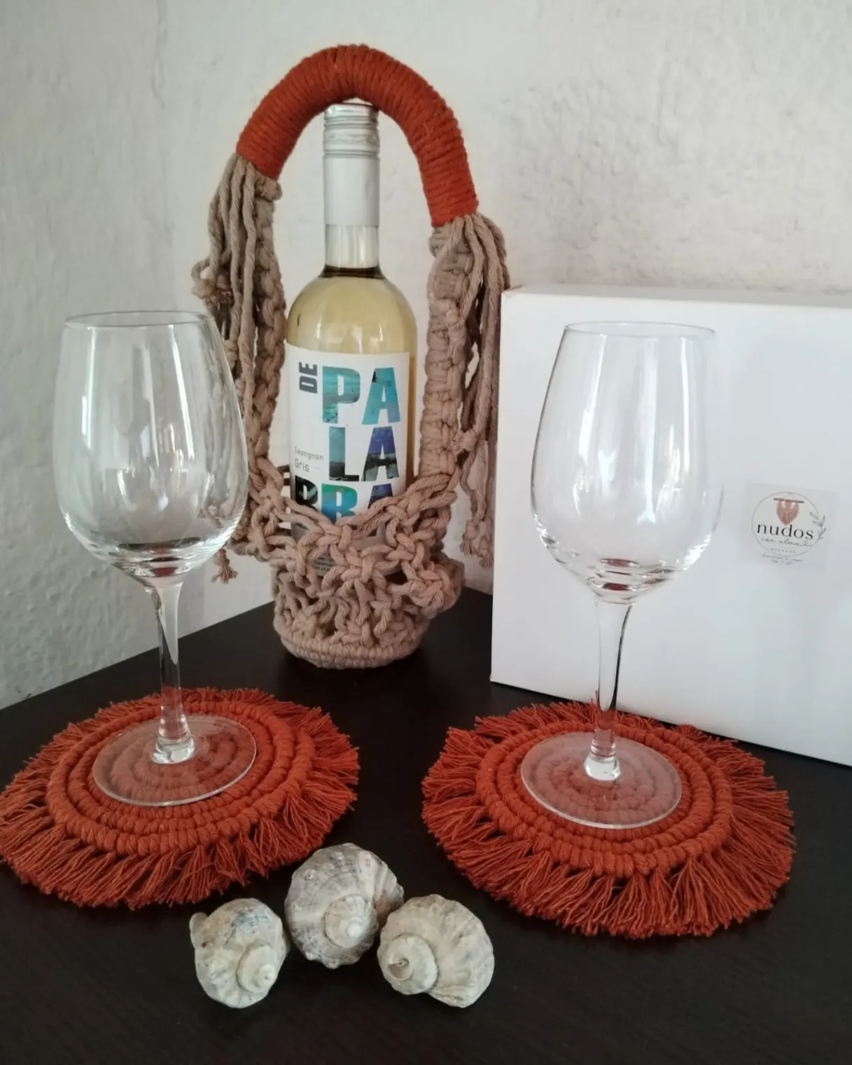 Porta vino de macramé con posa copas a juego