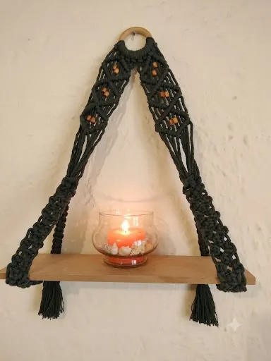 Repisa colgante de madera y macramé negro con cuentas y portavela